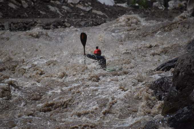 Kayak en rápidos del Río Maipo